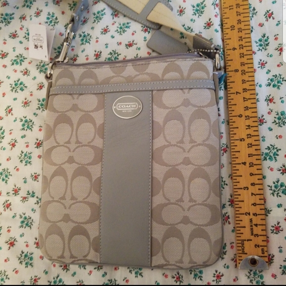 New Coach Legacy Signature Swingpack - Picture 3 of 12